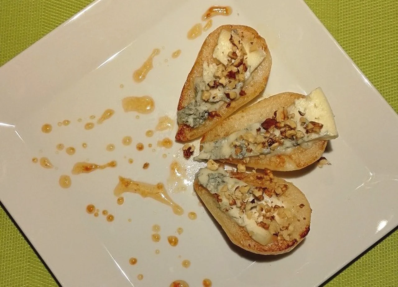 Gruszki z miodem i serem gorgonzola