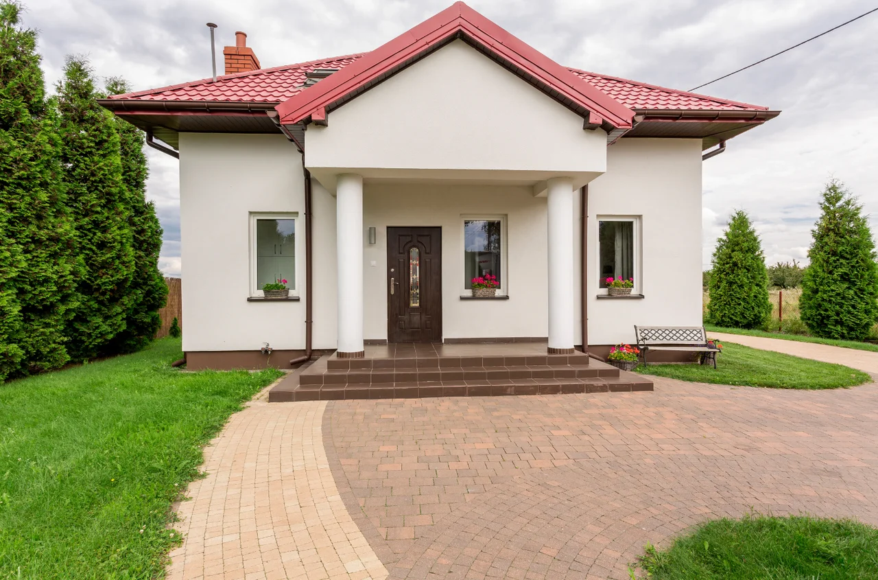 Kilkanaście tysięcy złotych odszkodowania za taki słup na działce! Dobra wiadomość dla właścicieli nieruchomości