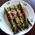 Pieczone szparagi z boczkiem i parmezanem