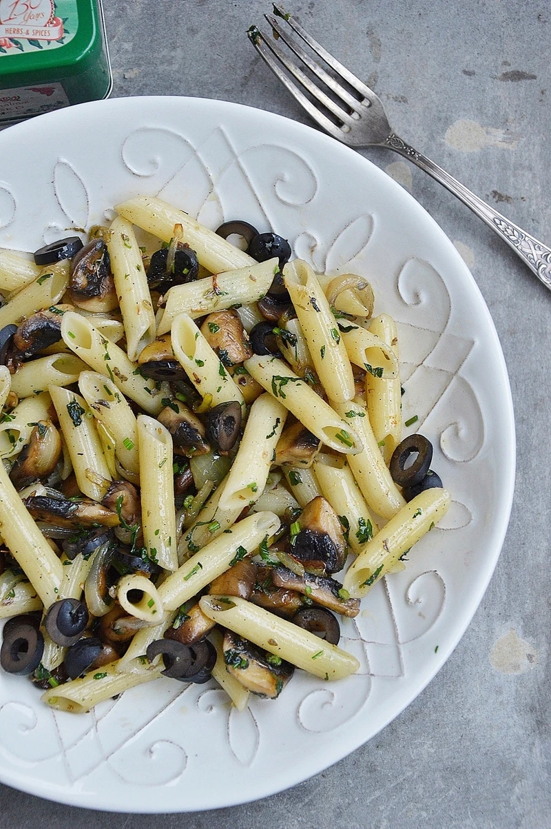 Penne z pieczarkami i czarnymi oliwkami