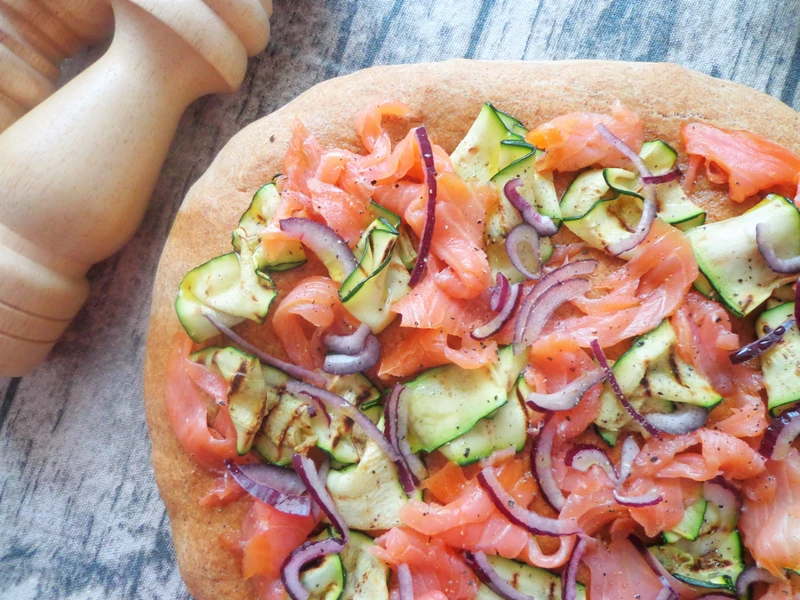 Orkiszowa focaccia z wędzonym łososiem i grillowaną cukinią