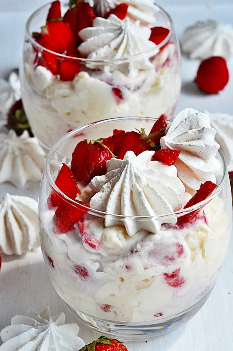Eton Mess, czyli bita śmietana z truskawkami i bezami
