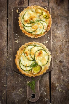 TARTALETKI Z CUKINIĄ, POREM I PARMEZANEM