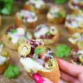 Zapiekana bruschetta z kabanosem i żółtym serem