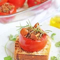Pomidory faszerowane kaszą gryczaną i kurkami, podawane na grillowanej chałce