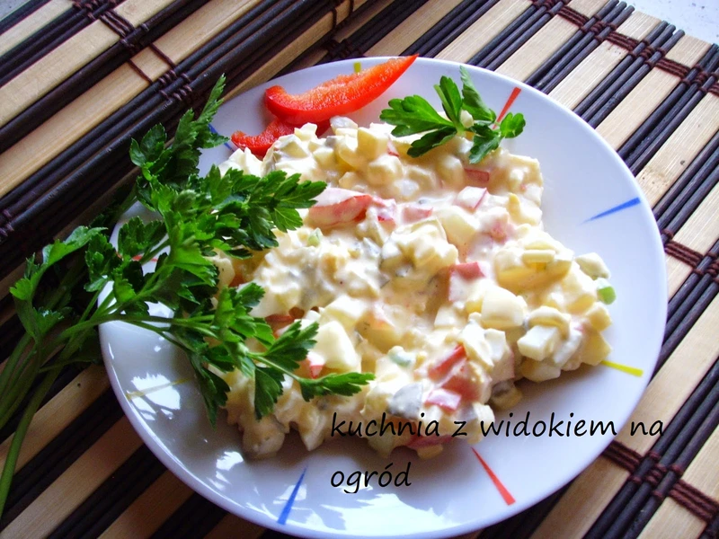 Sałatka ziemniaczana z papryką i ogórkiem kiszonym. Świetna do grillowanych mięs.