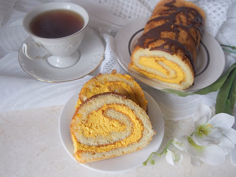Rolada biszkoptowa z kremem mango