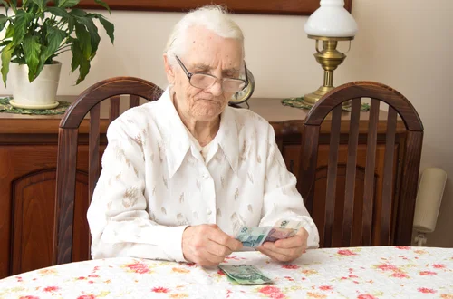 „Oddałam synowi dom w dożywociu. Teraz mówi, że musi mnie oddać do opieki społecznej” — pisze Danuta [LIST]