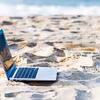 Plaża jako miejsce pracy zdalnej!? Co mówią na ten temat przepisy?