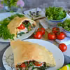 Calzone ze szpinakiem, pomidorkami, roszponką, szynką i mozzarellą