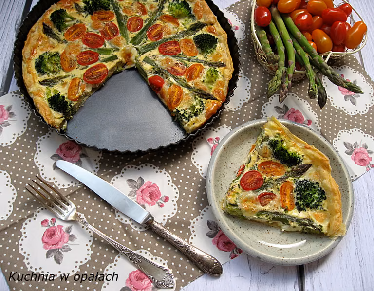 Tarta ze szparagami, brokułem, pomidorkami i mozzarellą
