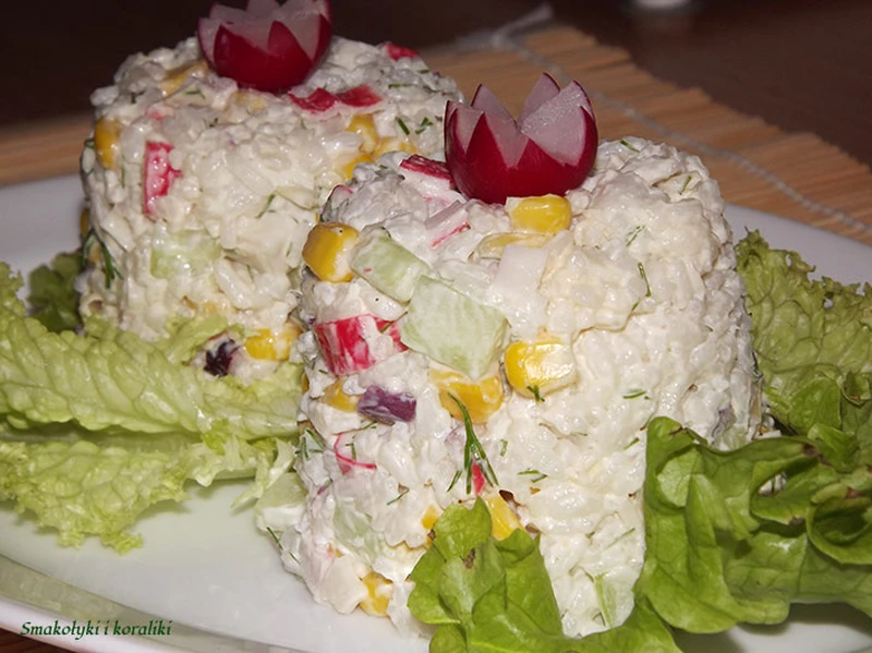 Ryżowa sałatka z surimi