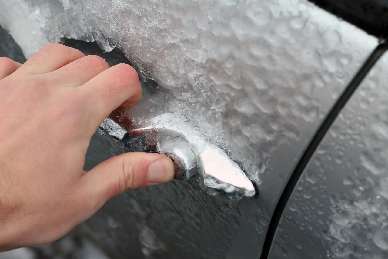 Jak skutecznie zabezpieczyć samochodowe drzwi na zimę?
