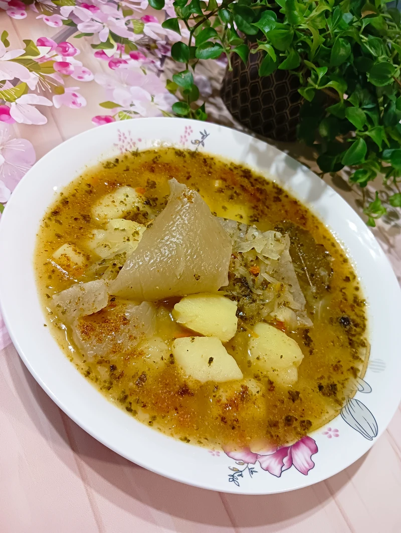 Zupa z kiszonej kapusty z cebulą