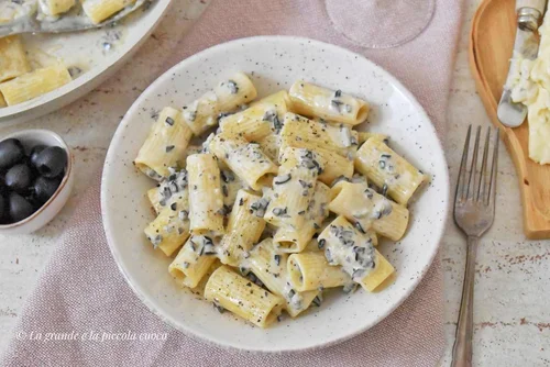 Makaron w sosie śmietanowo-serowym z gorgonzolą i oliwkami