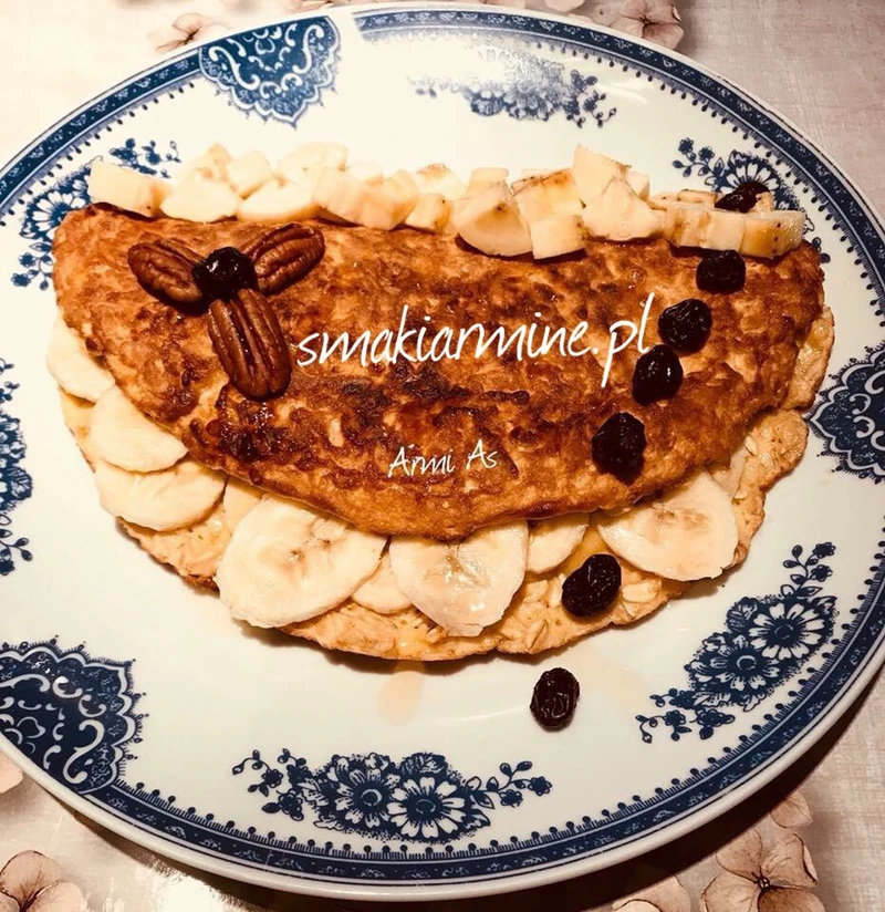 Owsiany placko-naleśnik z bananem i serem żółtym