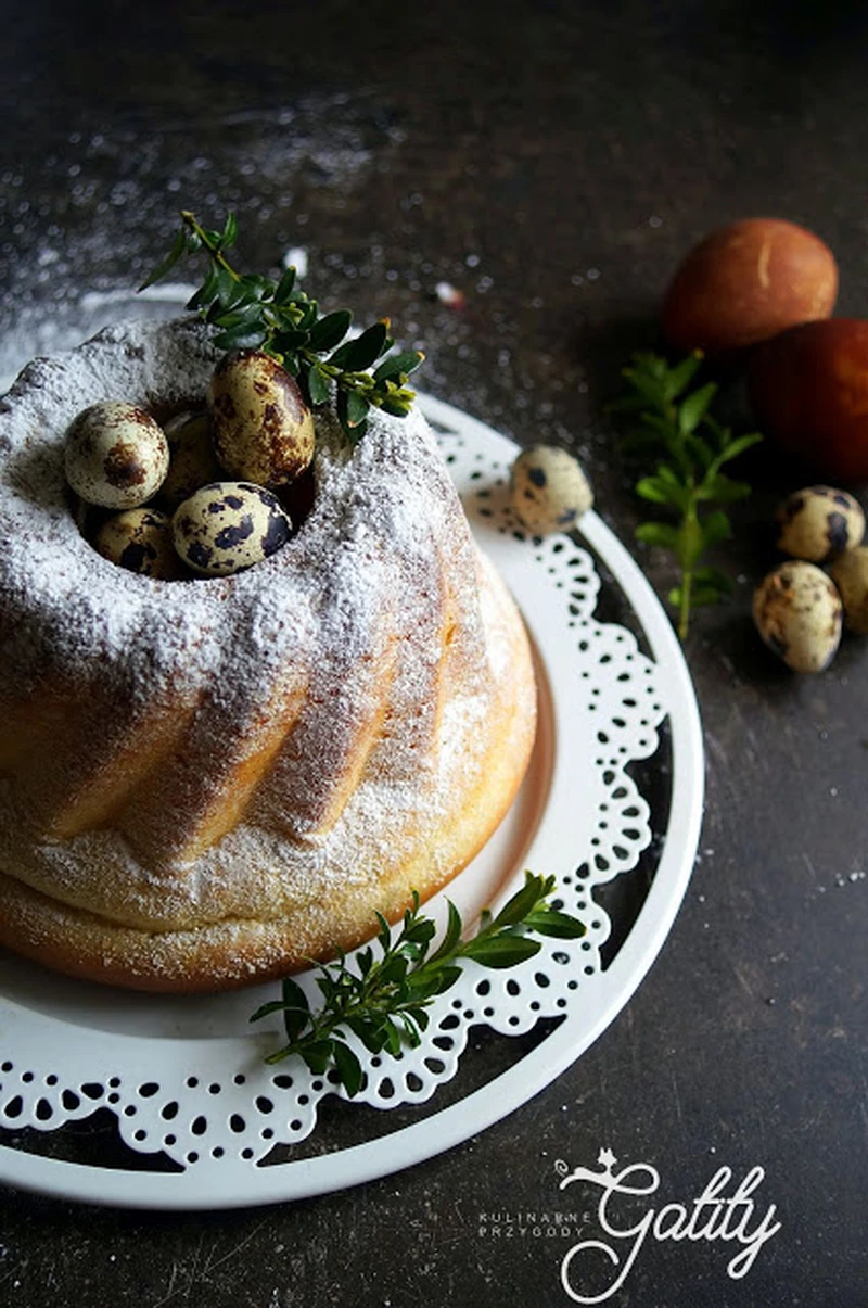 Wielkanocna baba drożdżowa na żółtkach
