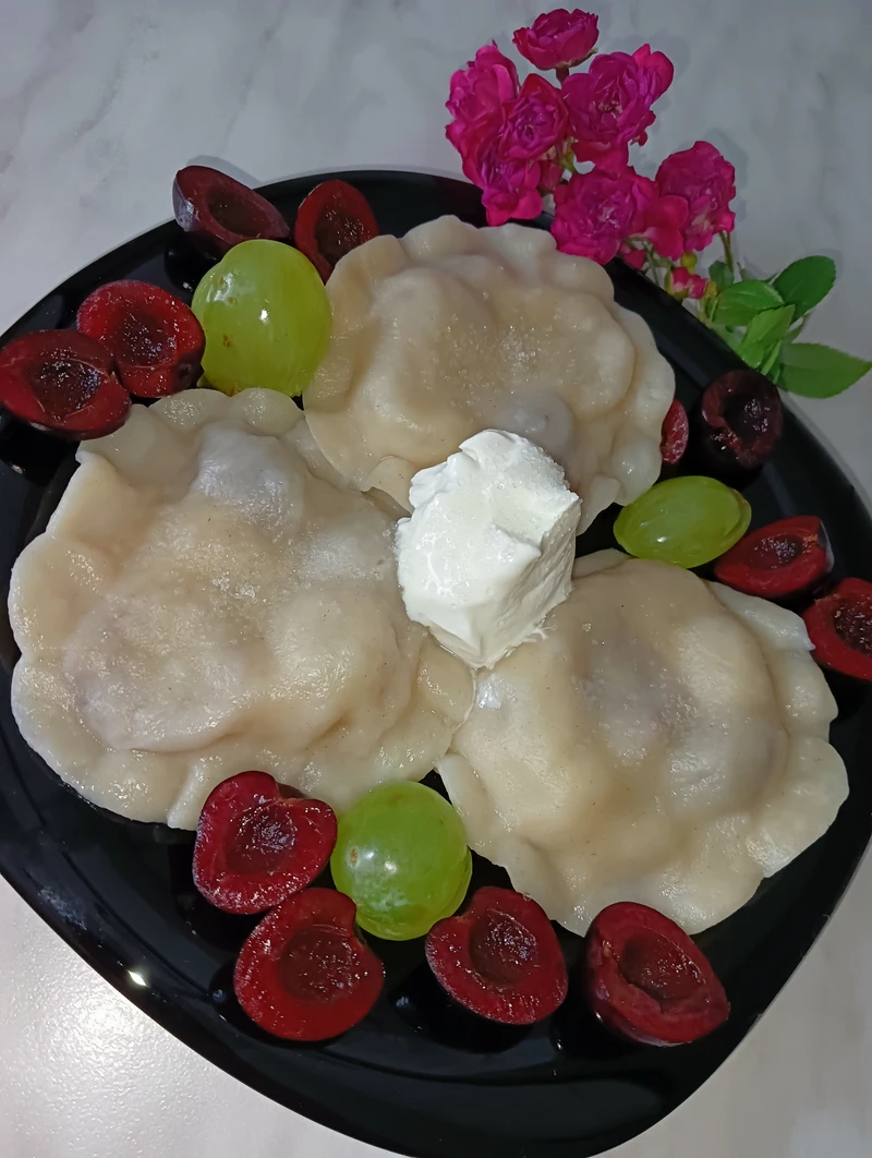 Pierogi " Kwiatuszki " z czereśniami i winogronami