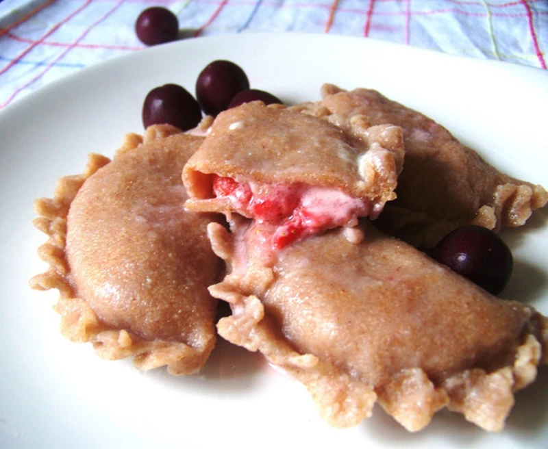 Pełnoziarniste pierogi z mascarpone i czereśniami
