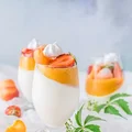Jogurtowa panna cotta z owocami