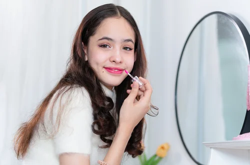 Czy 12-latka może nosić makijaż do szkoły? Wiele osób wskazuje TEN konkretny wiek jako granicę