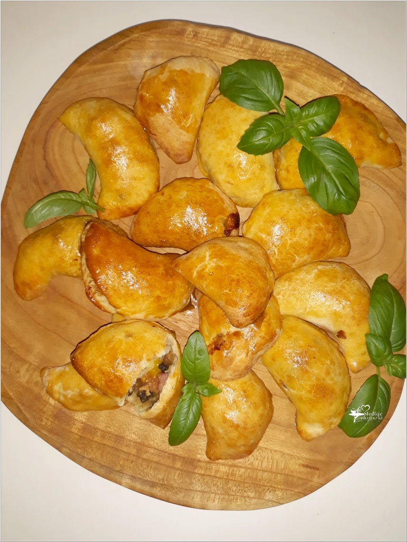 Drożdżowe pierożki (pieczone). Idealne na obiad lub przyjęcie.