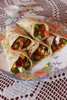 Tortilla z kurczakiem i warzywami (rollo kebab)