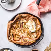 Dutch baby z brzoskwiniami i palonym masłem