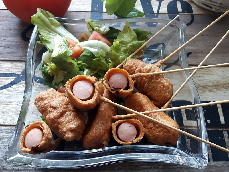 PARÓWKI W CIEŚCIE PAPRYKOWYM