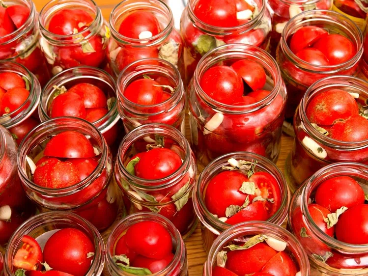 Zdjęcie Pomidory w słoikach na zimę. Poznaj kilka sposobów na ich przechowywanie! #1