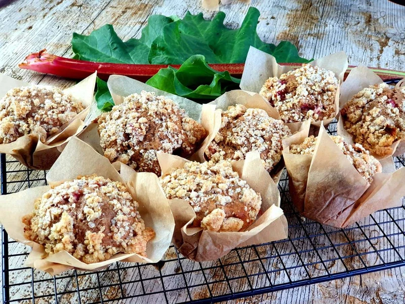 Muffinki z truskawkami, rabarbarem i kruszonką.