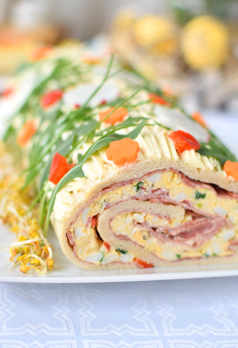 Rolada kanapkowa z pastą jajeczną i salami