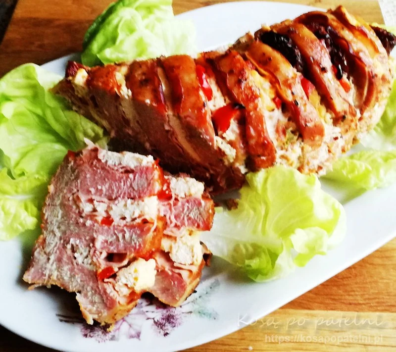 Pieczeń ze schabu faszerowana szynką i serem