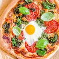 Pizza ze szpinakiem i jajkiem