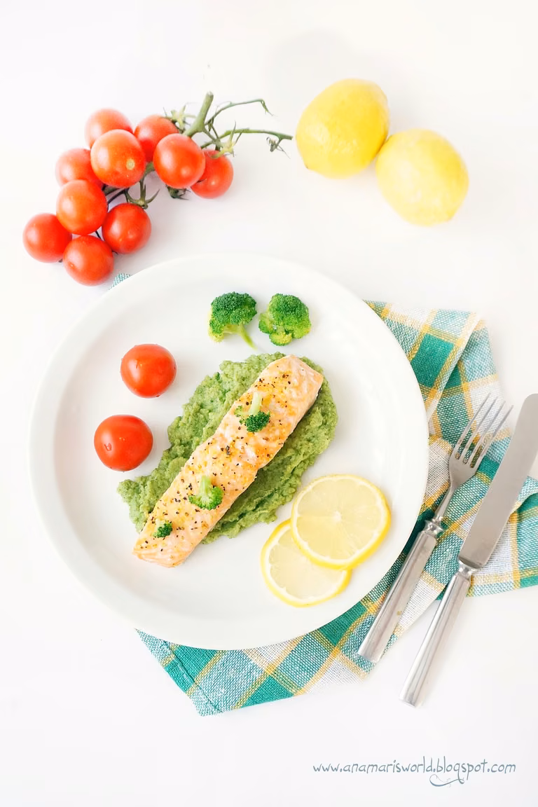 Pieczony filet łososia podany na brokułowym puree