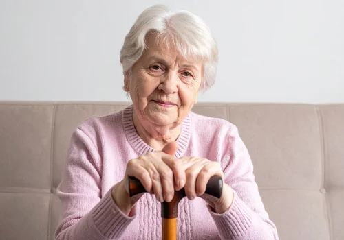 Mąż zmarł, a dom wybudowaliśmy razem. „Chcę przekazać go synowi za opiekę. Czy będzie musiał spłacić rodzeństwo?” — pyta Helena [LIST]