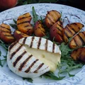 Grillowany camembert z brzoskwiniami na rukoli