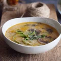 Zupa kokosowa z cukinią i grzybami