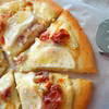 WORLD PIZZA DAY! Pizza z wędzoną szynką, serem brie i gruszką