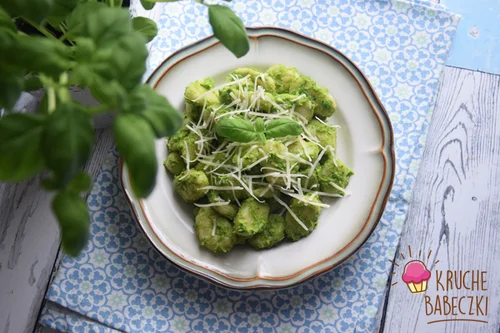 GNOCCHCI Z PESTO Z RUKOLI I NATKI PIETRUSZKI