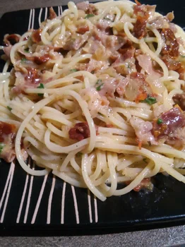 Spaghetti z szynką prosciutto, suszonymi pomidorami i sosem carbonara