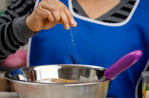 O co chodzi z tą “szczyptą soli” do ciast?! Co ona takiego sprawia?