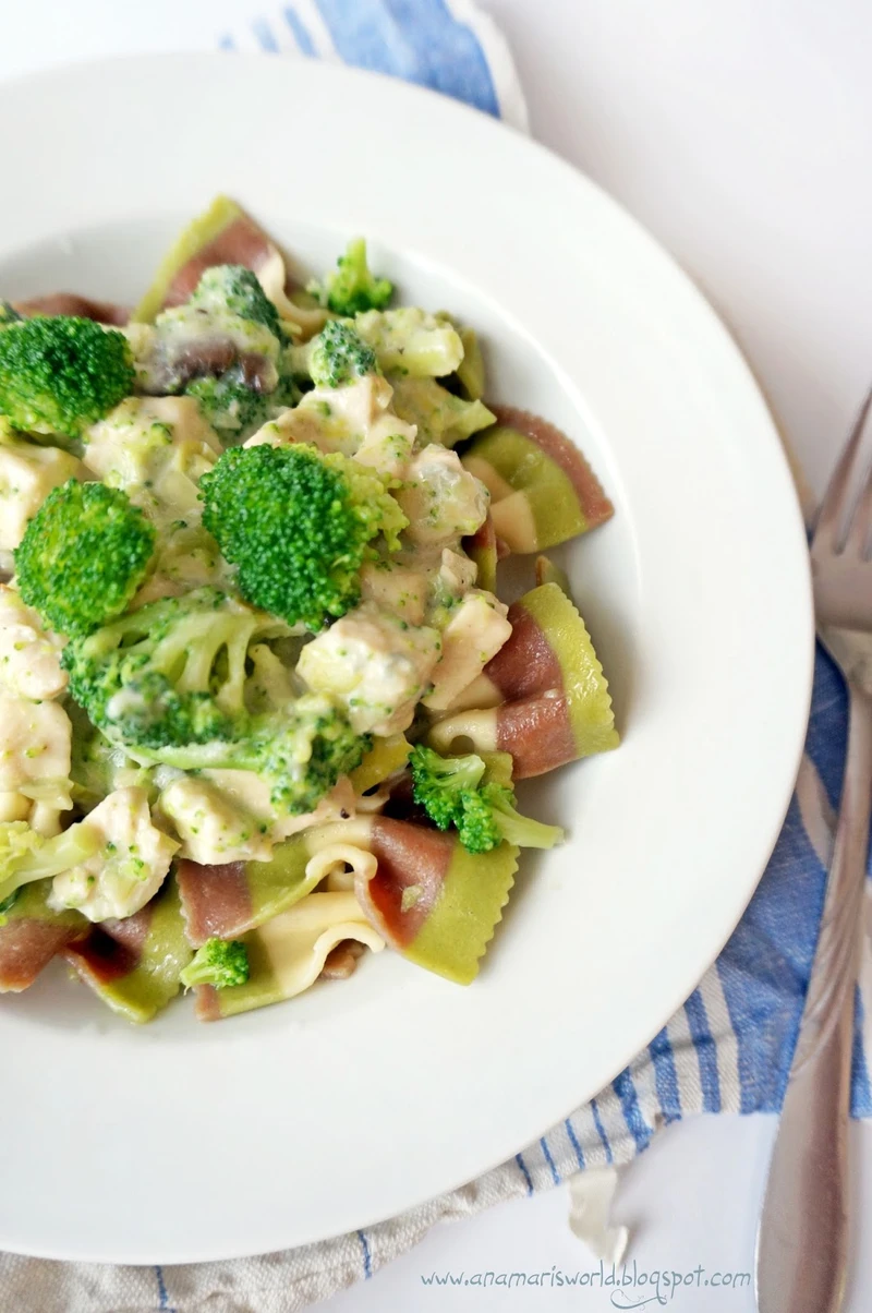 Kokardki (farfalle) z piersią kurczaka, serem Gorgonzola i brokułami