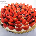 Tarta z bitą śmietaną i truskawkami