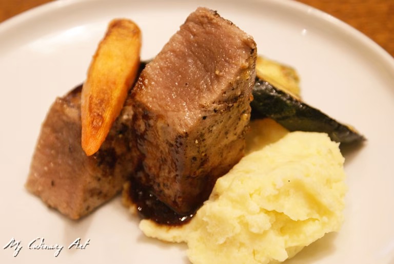 Tuńczyk w sosie teriyaki i puree ziemniaczane z wasabi