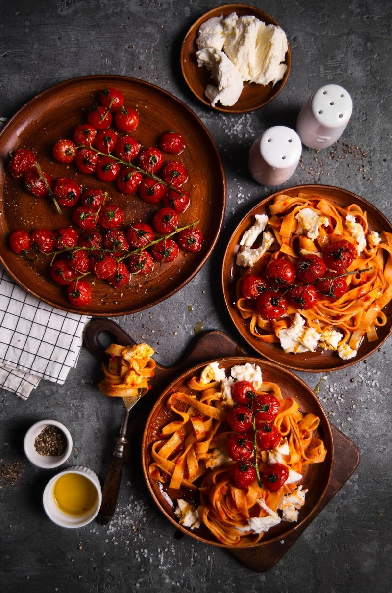Makaron tagliatelle z pieczonymi pomidorkami i mozzarellą