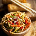 Błyskawiczny smażony makaron z warzywami w stylu "chow mein"