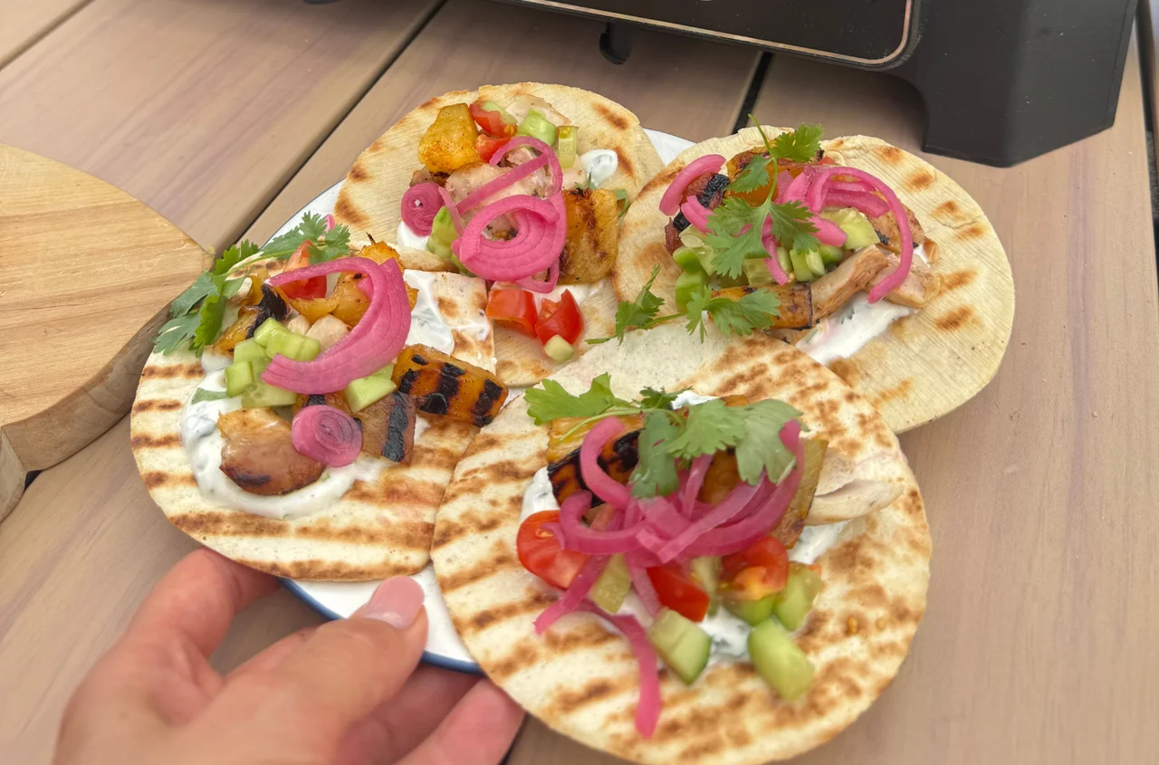 Letni hit z grilla: Mini tacosy z kurczakiem i grillowanym ananasem