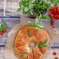 Drożdżowy wieniec z polędwicą drobiową i serami