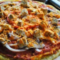 Pizza na spodzie z polenty z domowym sosem pomidorowym (również w wersji wegańskiej)